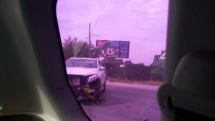 Accident la ieşirea din Capitală. O şoferiţă şi-a făcut zob maşina