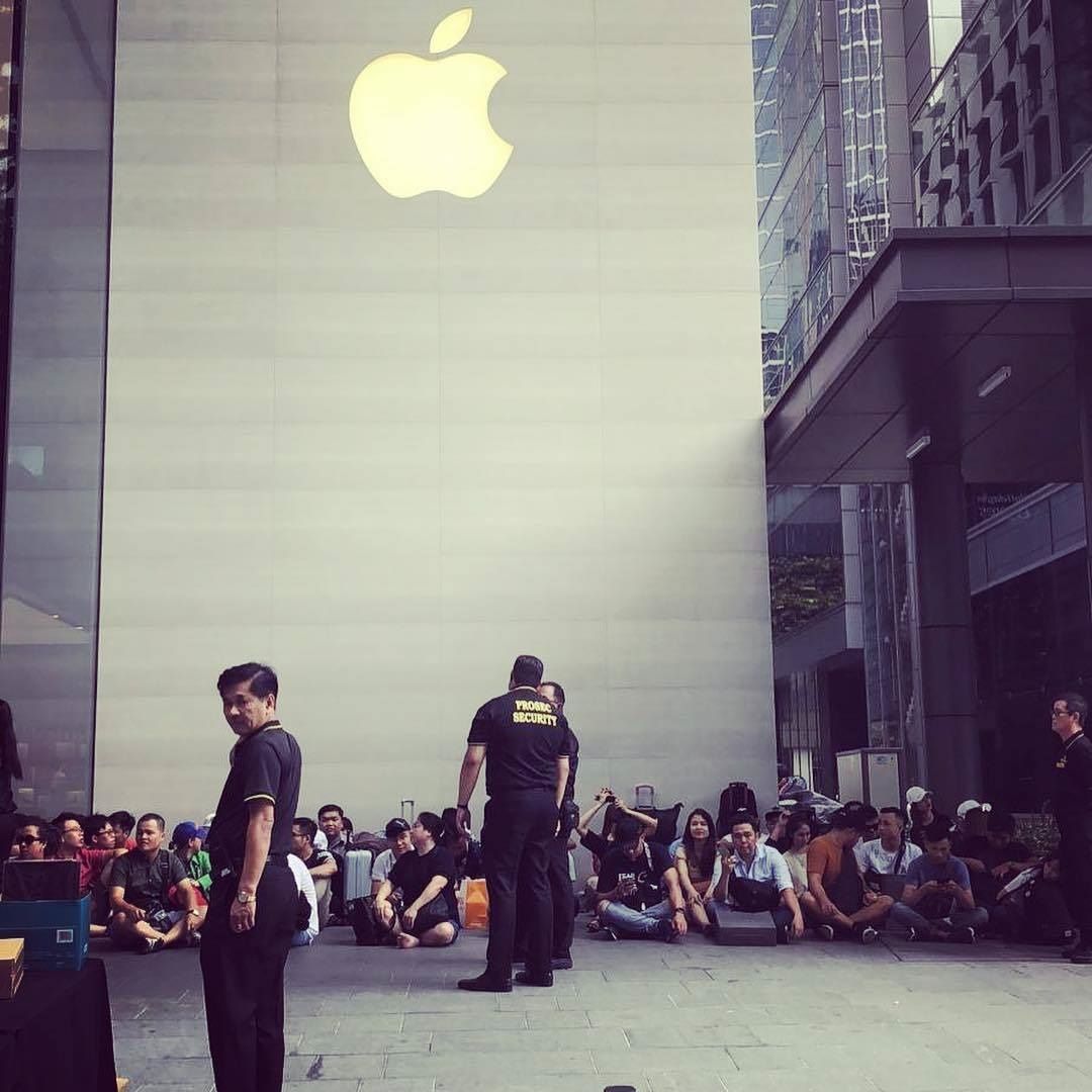 Фанаты Apple выстроились в очередь за iPhone XS