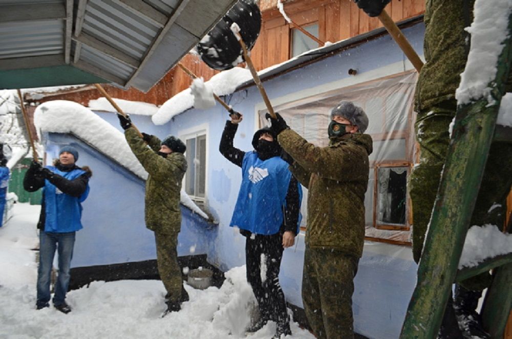 Волонтёры Приднестровья помогают пожилым людям с уборкой снега