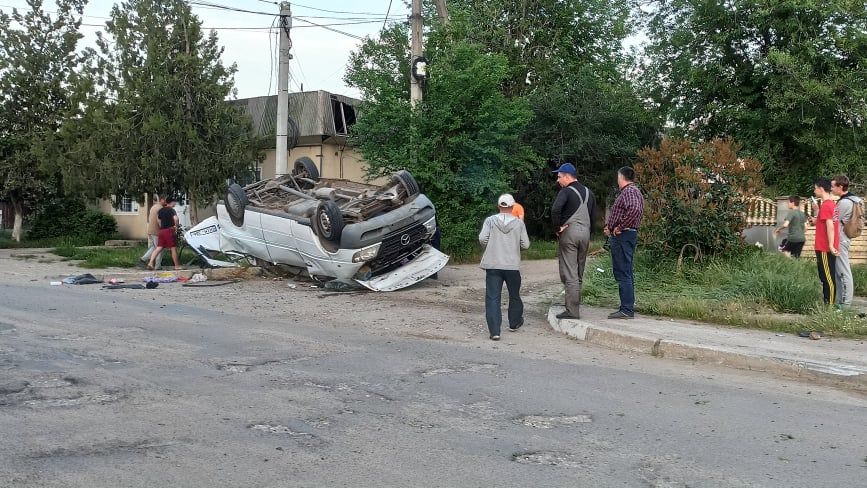 В центре Тараклии перевернулся микроавтобус