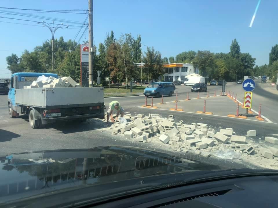 В Кишиневе из грузовика на ходу выпали кирпичи