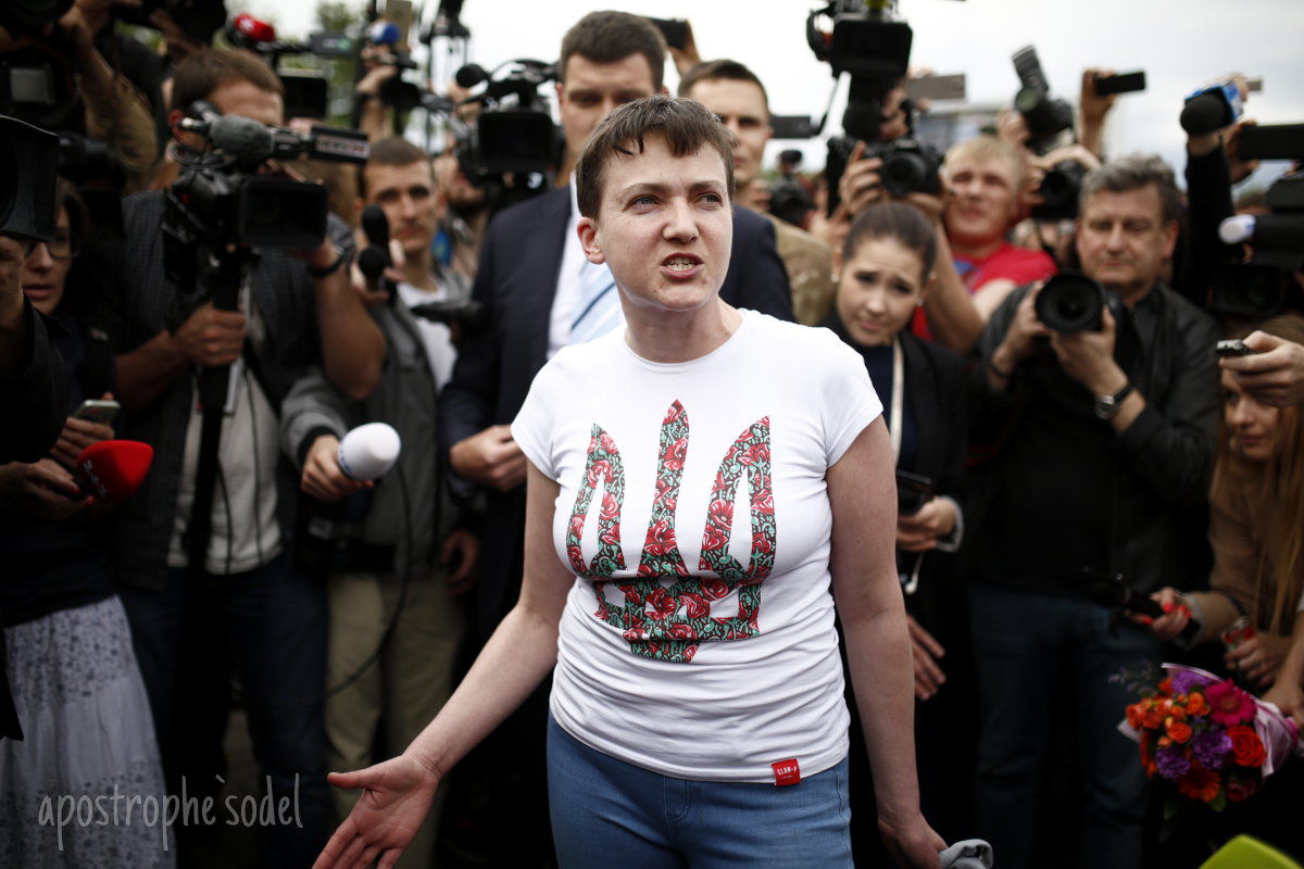 Савченко ходила босиком в аэропорту "Борисполь"