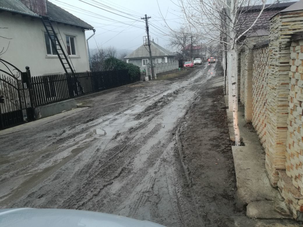 Пригород столицы "утонул" в грязи