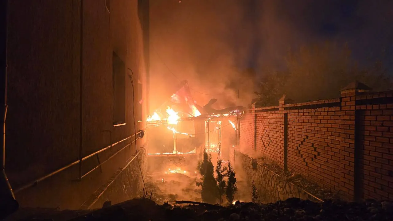 В результате ракетного удара по Харькову возник пожар: есть пострадавшие