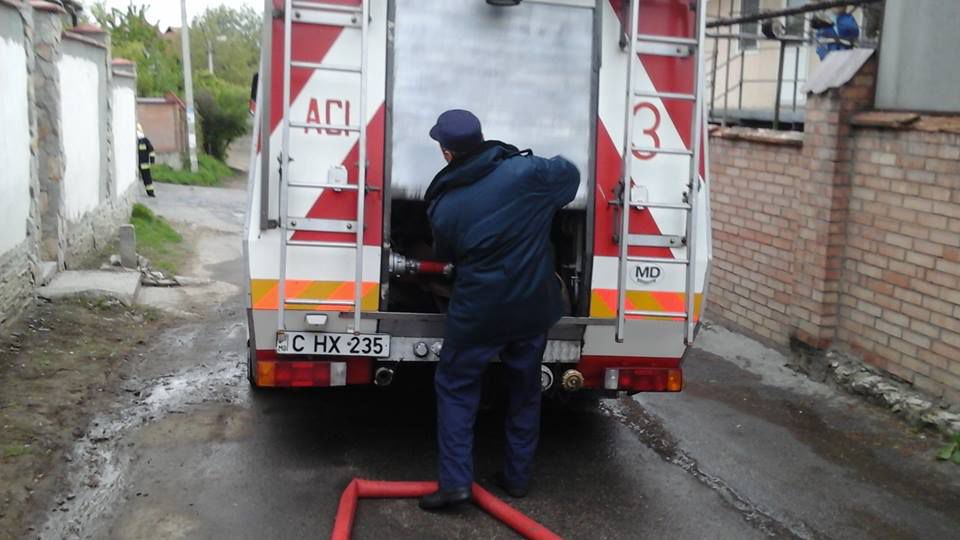 O saună de la Buiucani a fost cuprinsă de flăcări