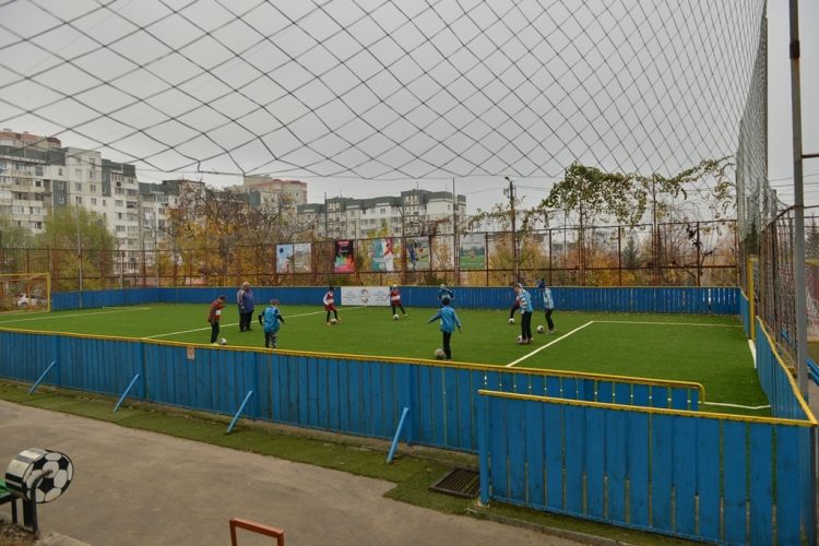 В столице оборудовали еще одну футбольную площадку в жилом квартале