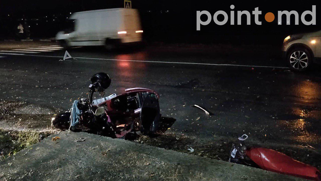 На въезде в Криково скутер столкнулся с автомобилем