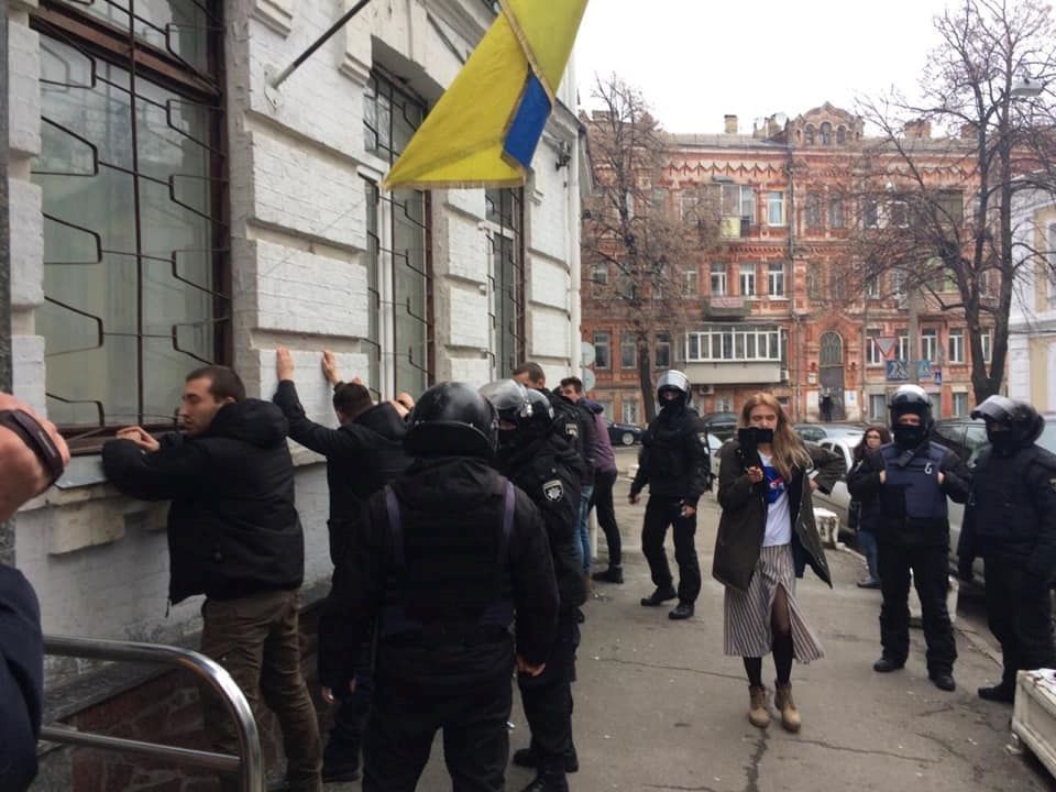 В Киеве произошли массовые стычки активистов с полицией: десятки задержанных