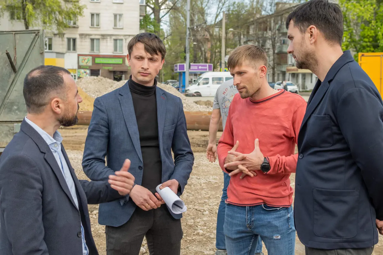 Продолжаются работы по реконструкции парка у памятника С. Лазо