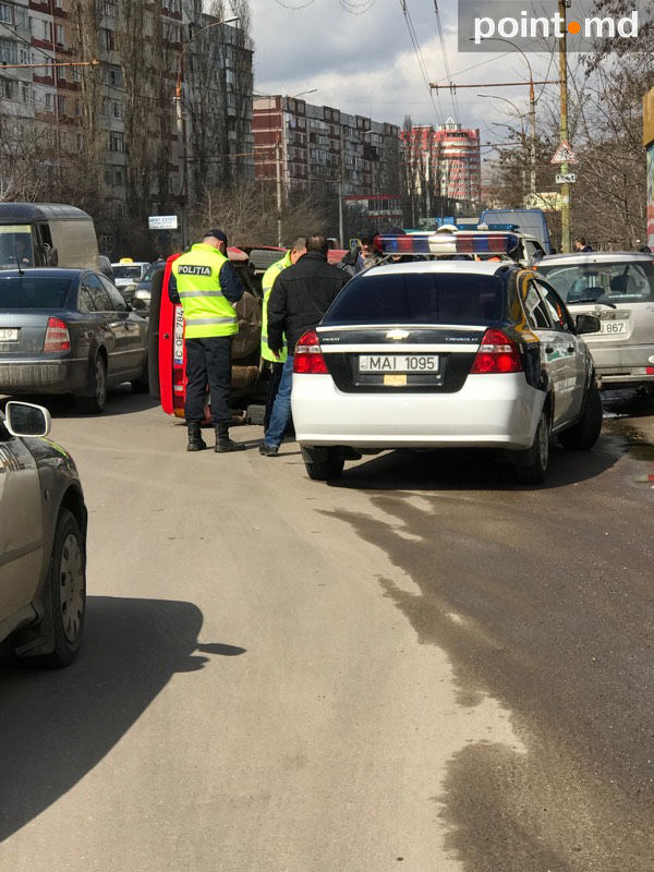 Accident grav în Capitală: O mașină a ajuns cu roțile în sus