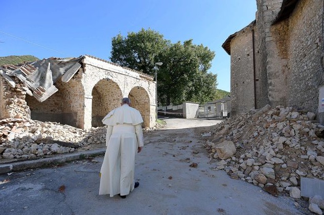 Папа Римский прошелся по разрушенным улицами в Италии
