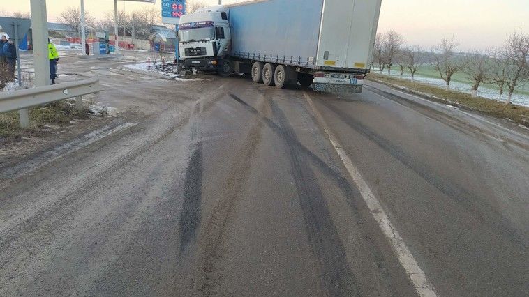 Во Флорештском районе грузовик влетел в ограждение из-за технической неисправности
