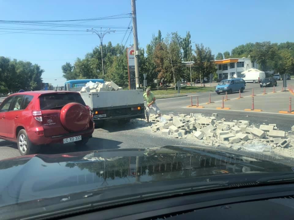 В Кишиневе из грузовика на ходу выпали кирпичи