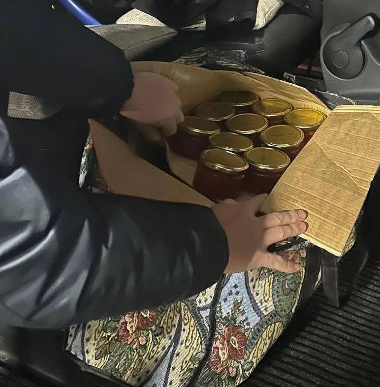 Un moldovean, prins la vamă cu 116 borcane de caviar transportate din Rusia