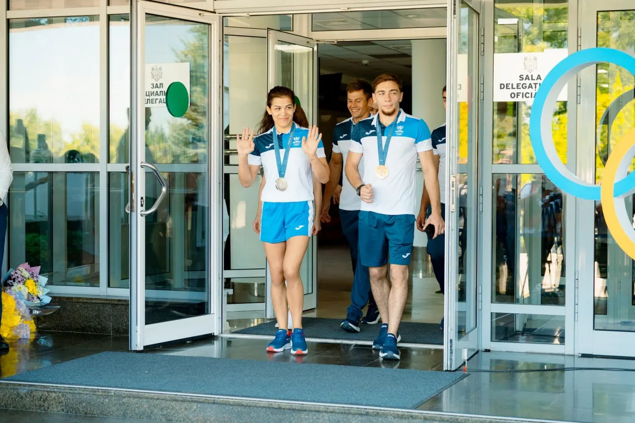 Olimpicii moldoveni au fost primiți solemn la Aeroportul Internațional Chișinău
