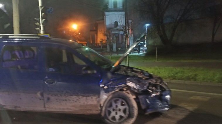 ДТП с участием такси в Кишиневе: пострадала пассажирка