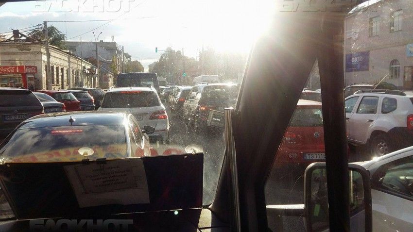 На многих улицах в центре Кишинева пробки