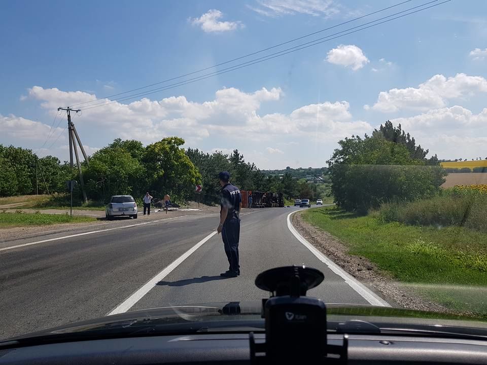 В Чимишлийском районе перевернулся грузовик