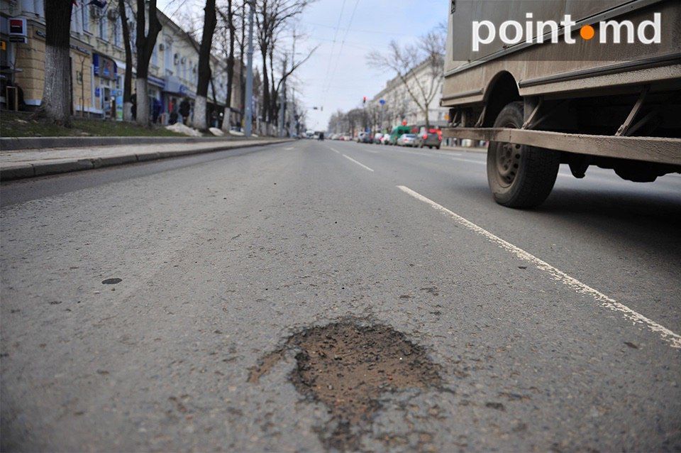 Отремонтированный центральный проспект продолжает разрушаться