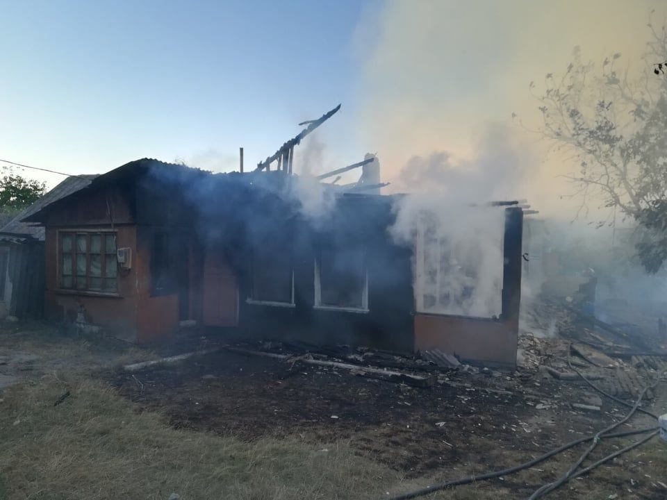 Пожар в Садова: пожарные не дали огню распространиться на соседние дома