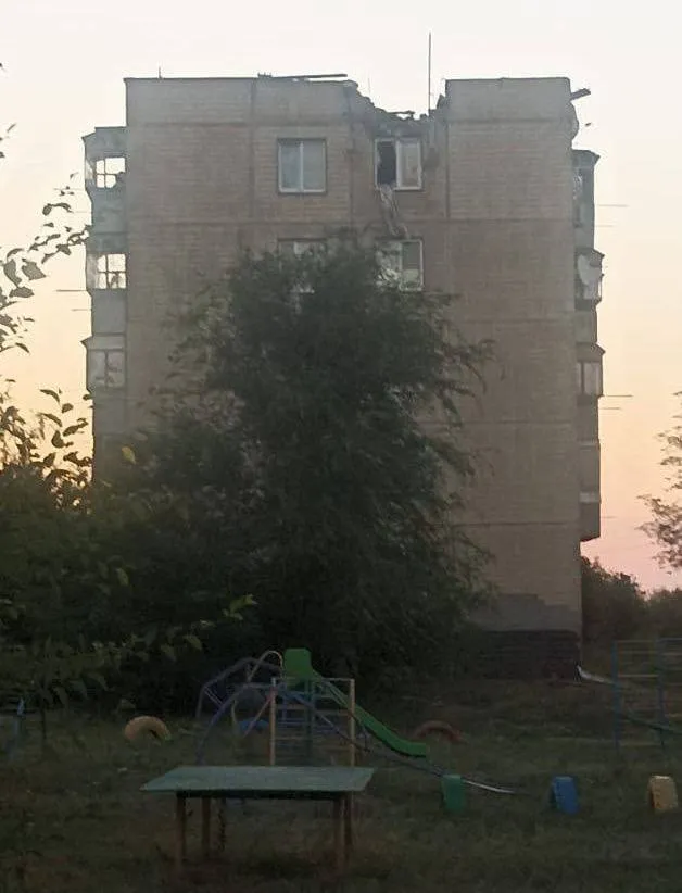 В Днепропетровской области Украины обстрелян жилой квартал: повреждены здания, автомобили