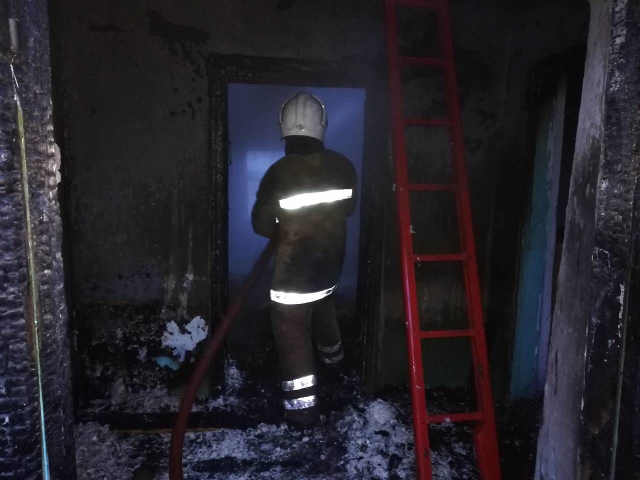 В Ниспоренах пожарные более часа пытались потушить пожар