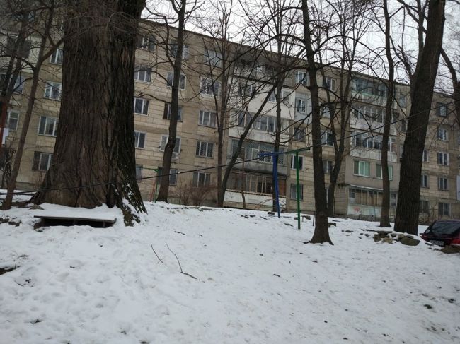 Speriați de un cablu. Locatarii unui bloc din Capitală se plâng că nu pot trece prin curte