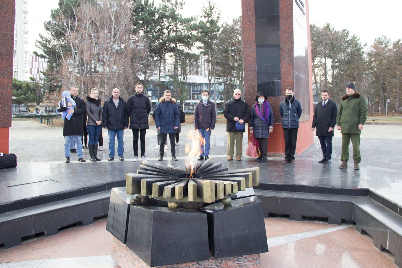 В Кишиневе в День неизвестного солдата возложили цветы к Вечному огню