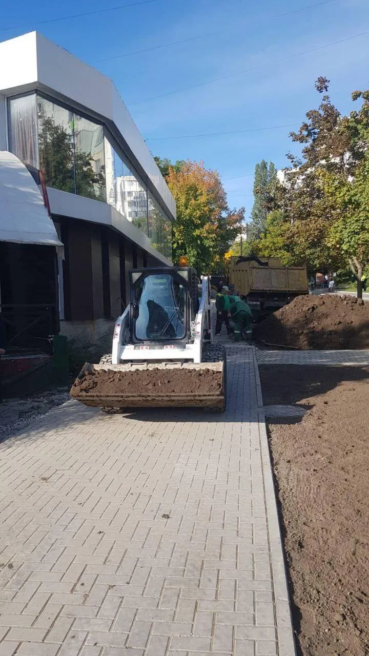Продолжается ремонт тротуаров на бульваре Мирча чел Бэтрын