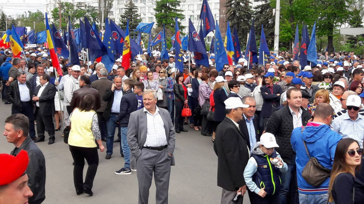 Десятки тысяч человек принимают участие в марше ДПМ, посвященном Дню Победы и Дню Европы