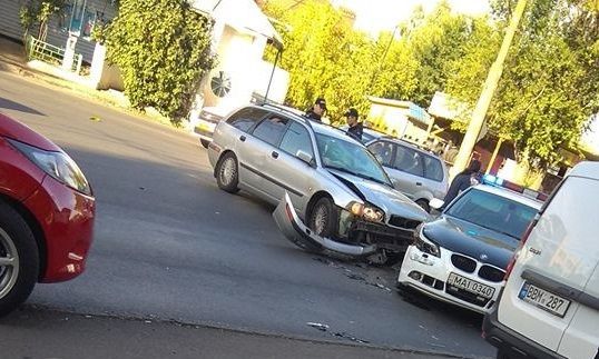 На Телецентре столкнулись полицейский автомобиль и легковушка