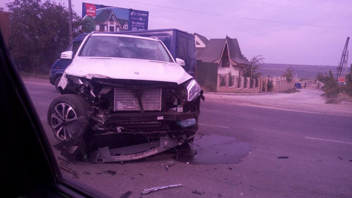 Accident la ieşirea din Capitală. O şoferiţă şi-a făcut zob maşina