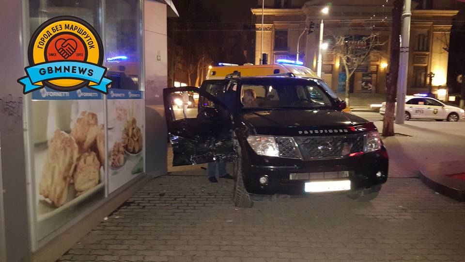 Водитель и пассажир такси серьезно пострадали в ДТП в Кишиневе