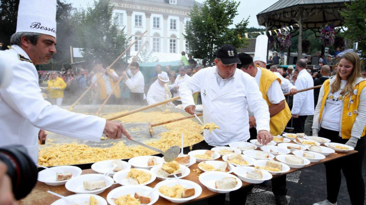 Scandalul ouălor contaminate nu i-a speriat pe belgieni. Au făcut o omletă uriașă