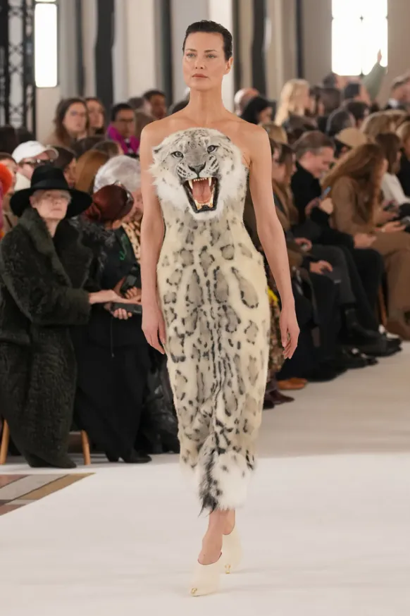 Модели Schiaparelli вышли на подиум Недели моды в Париже со звериными головами