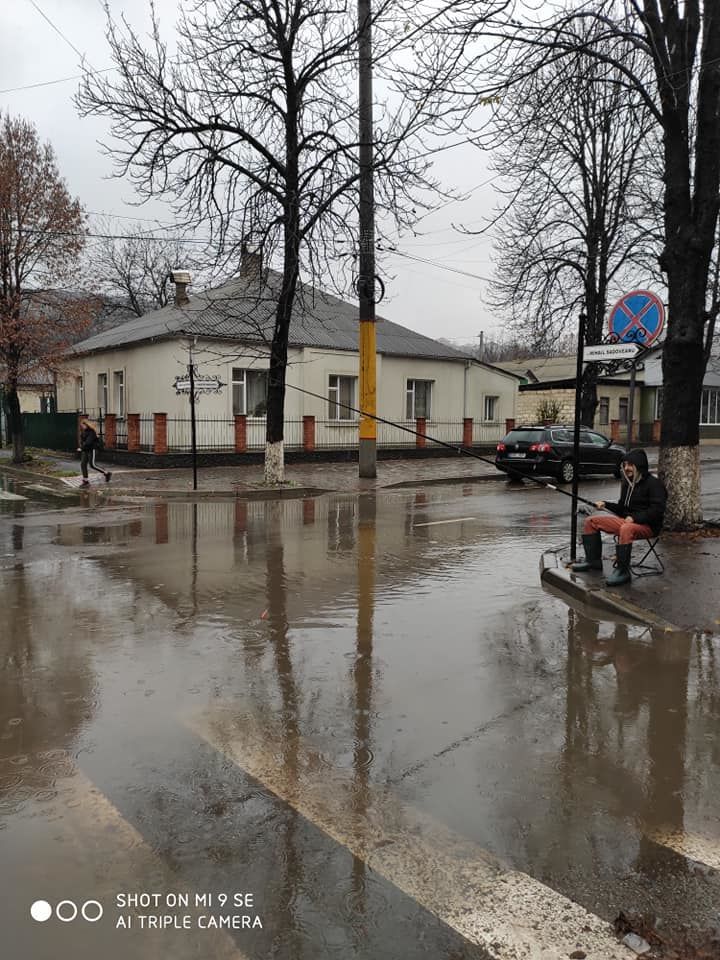 В Сороках мужчина устроил рыбалку посреди дороги