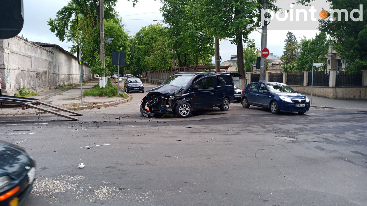 В Кишиневе столкнулись два легковых автомобиля