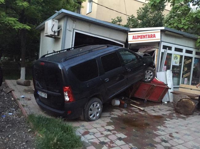 В Кишиневе автомобиль въехал в магазин