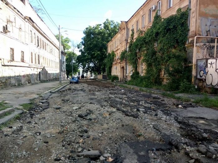 В Одессе ливень смыл асфальт с улицы