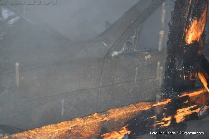 В Унгенах автомобиль сгорел прямо во дворе дома