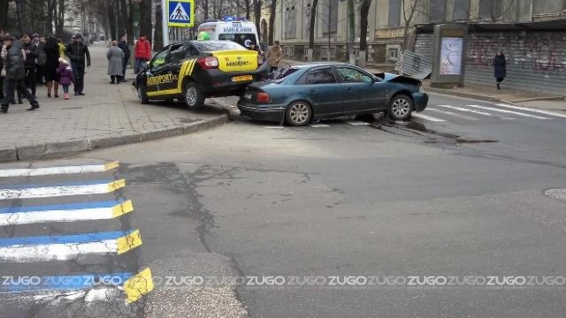 В результате столкновения машина такси перелетела легковушку и врезалась в столб