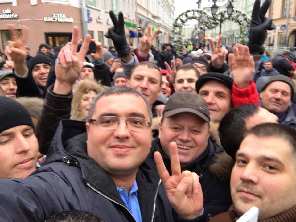 Усатый проголосовал в Москве под бурные овации соотечественников