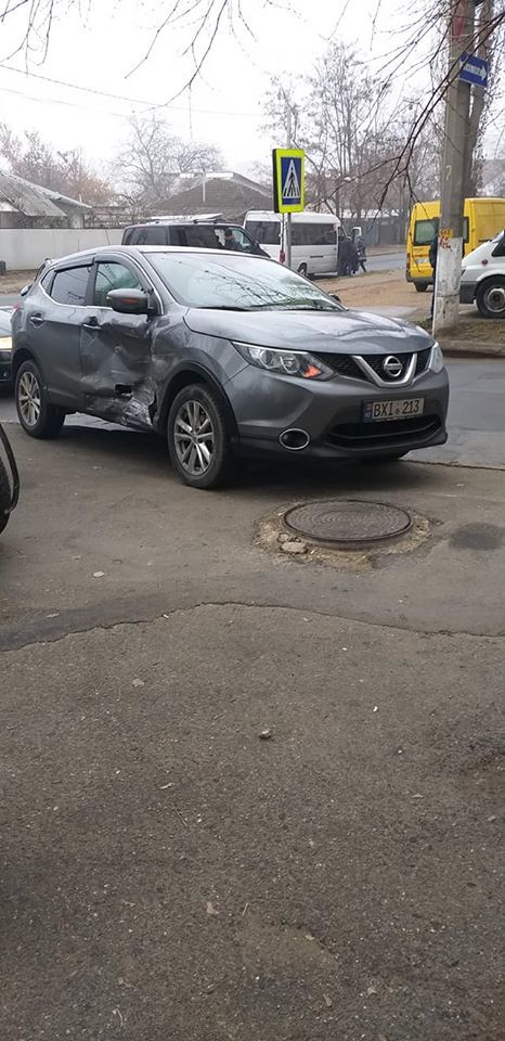 Момент столкновения двух автомобилей в Кишиневе попал на видео, 15 Января 2020 года