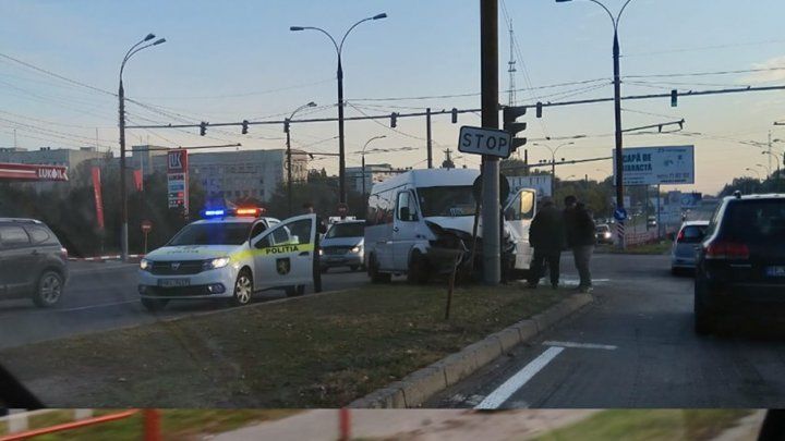 ДТП в столице: маршрутка с пассажирами столкнулась с легковушкой и врезалась в столб