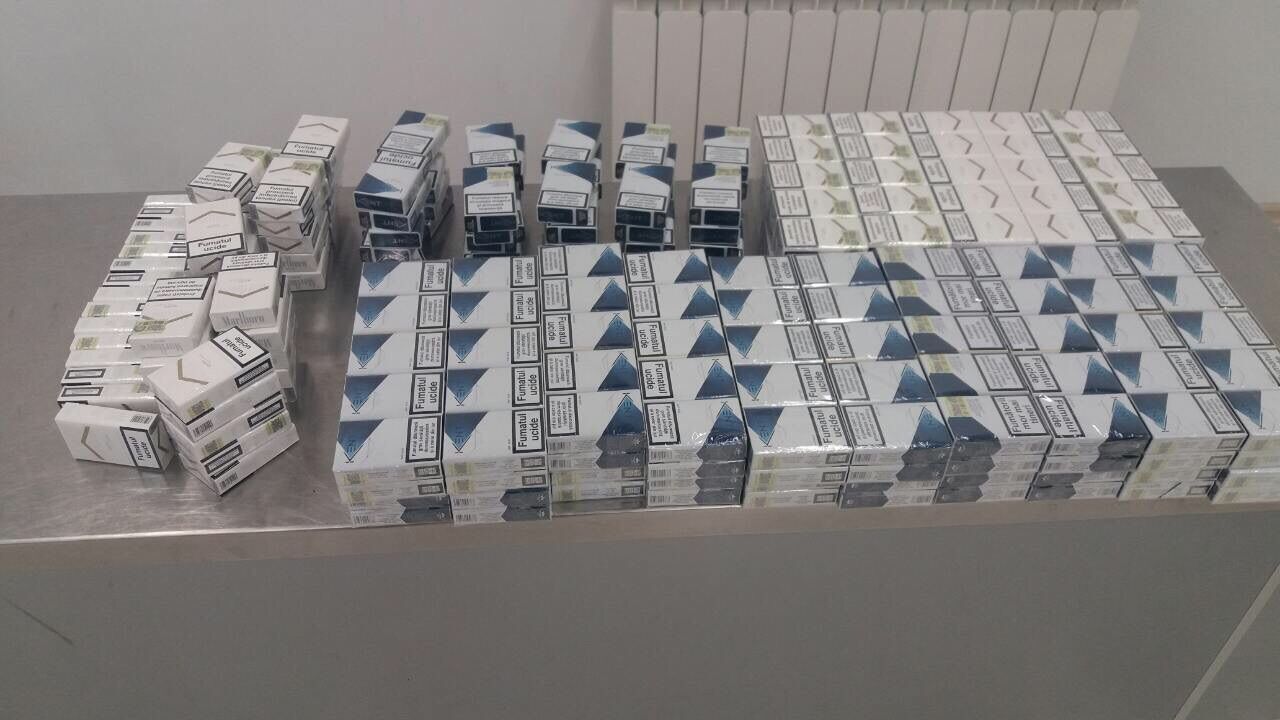 Suvenire ilegale: 50.000 de țigarete, confiscate de vameși