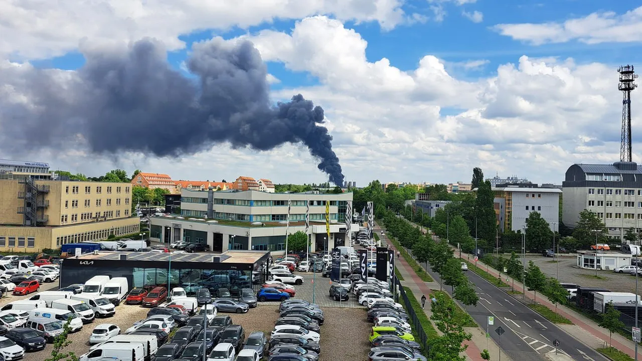 Из-за пожара на заводе в Берлине образовалось токсичное облако