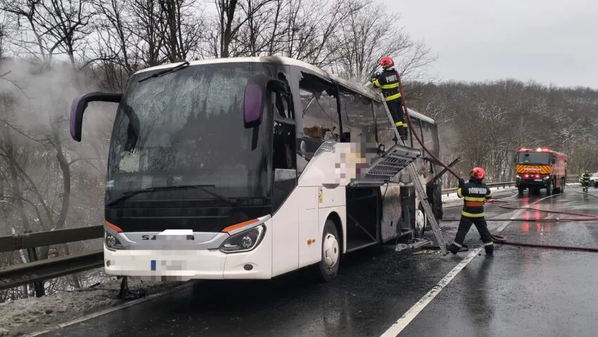 В Румынии на дороге загорелся автобус с 47 пассажирами на борту
