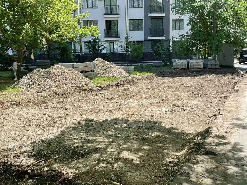 На улице Албишоара начали обустраивать зелёную зону