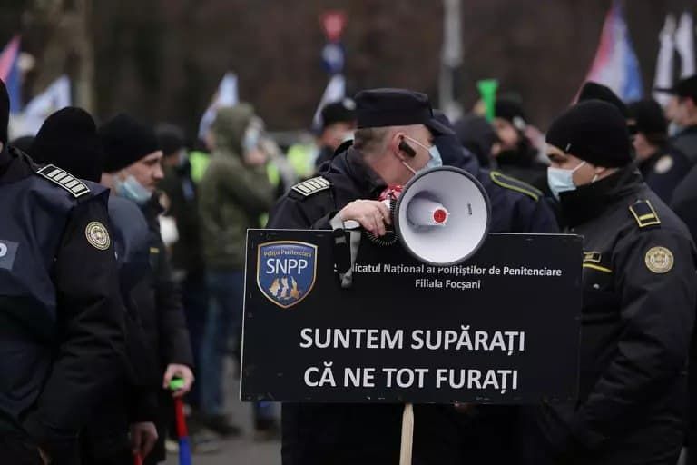 В Бухаресте недовольные невыплатой надбавок полицейские вышли на протест