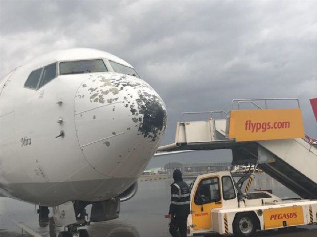Istanbul: 10 persoane au fost rănite în urma unei furtuni violente. Imagini incredibile cu un avion distrus de grindină